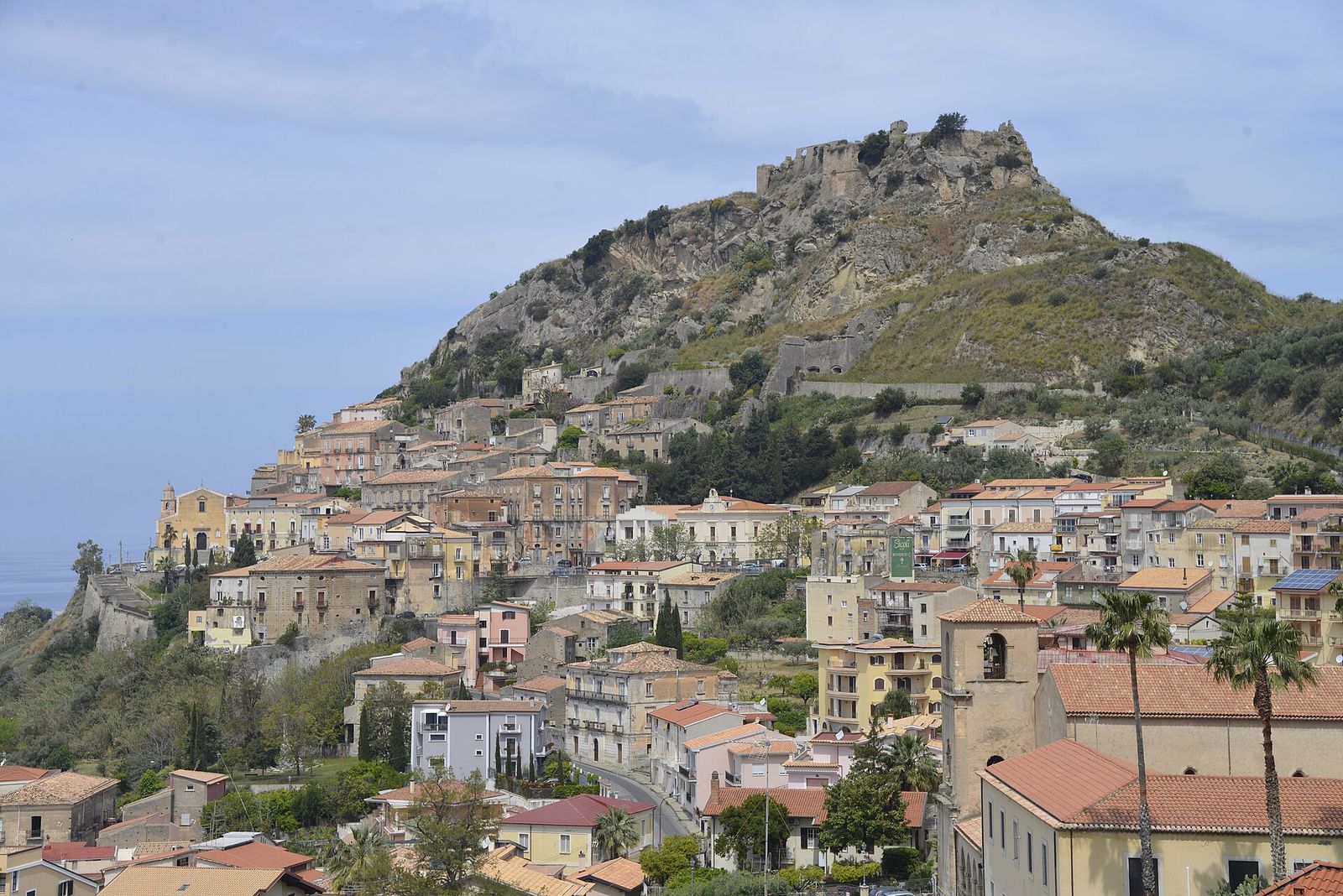 Il borgo di Amantea visto dalla costa