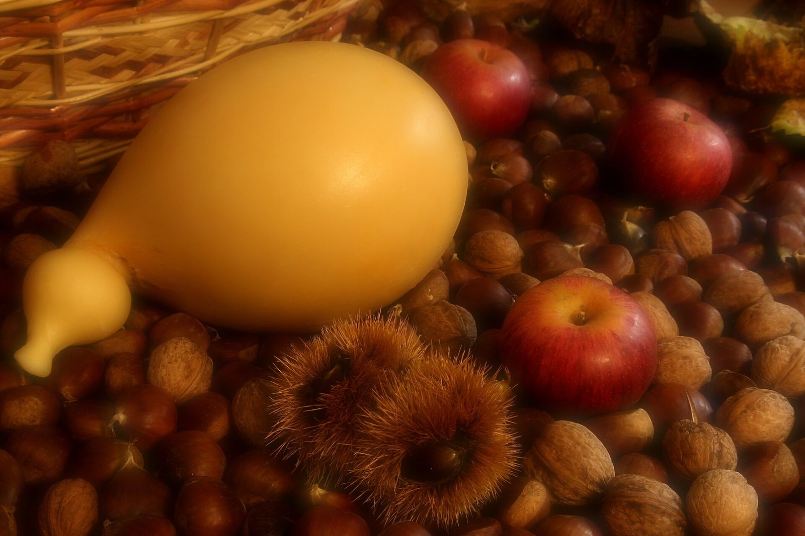 Un caciocavallo silano con castagne, noci e mele