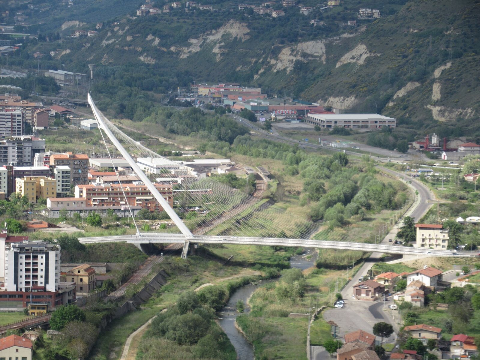Veduta aerea del ponte di San Francesco di Paola e della valle del Crati
